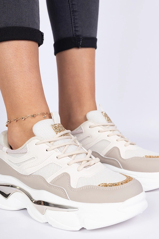 Tênis femininos bege decorados com...