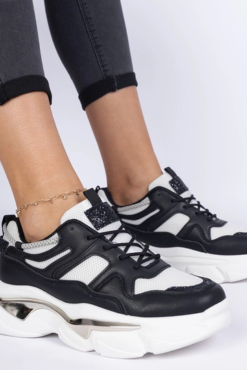 Tênis femininos pretos...