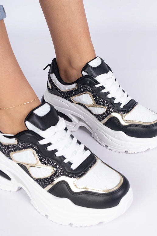 Tênis femininos pretos decorados com...