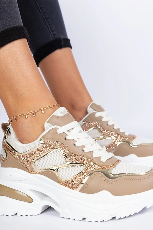 Tênis femininos marrons decorados com...