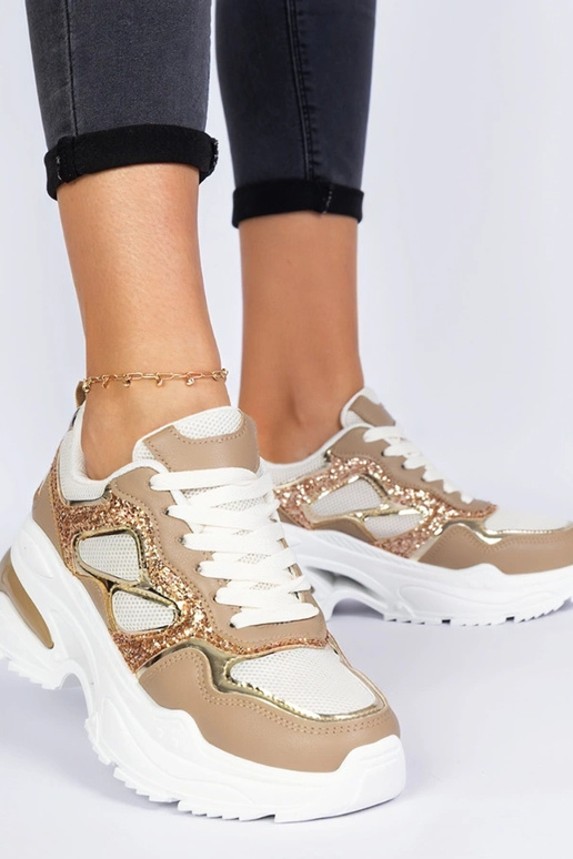 Tênis femininos marrons decorados com...