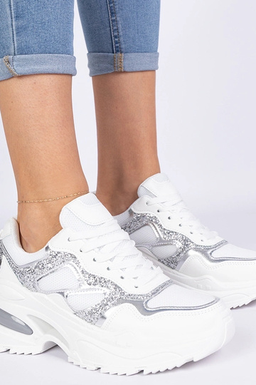 Tênis brancos femininos... 2