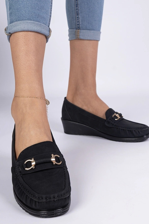 Mocassins femininos pretos em anabela...