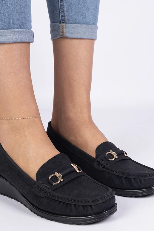 Mocassins femininos pretos em anabela...