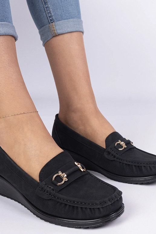 Mocassins femininos pretos em anabela...