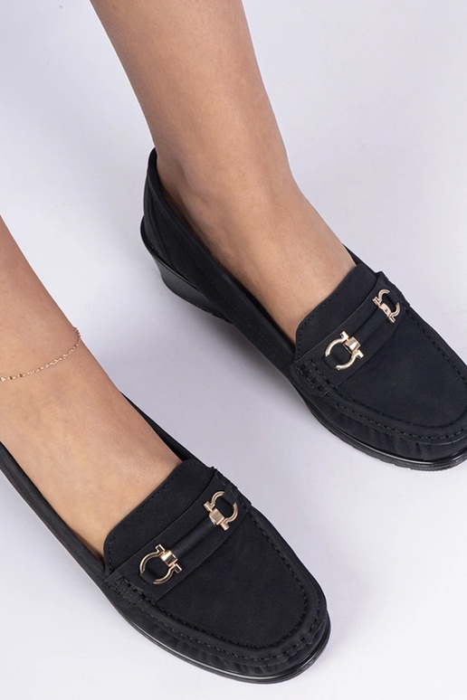 Mocassins femininos pretos em anabela...