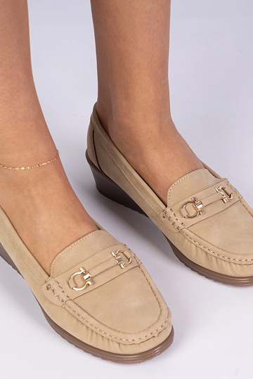 Mocassins femininos marrons em anabela Sambada