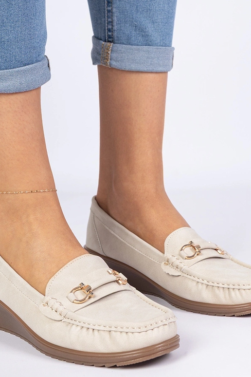 Mocassins femininos bege em anabela...