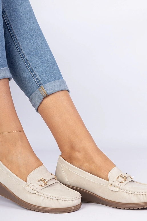 Mocassins femininos bege em anabela...