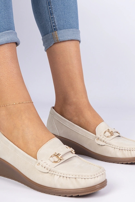 Mocassins femininos bege em anabela...