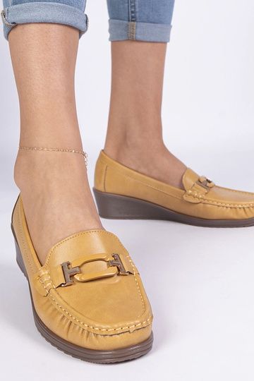 Mocassins femininos amarelos em couro ecológico em anabela Kappi