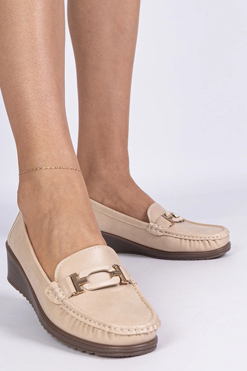 Mocassins femininos bege em couro ecológico em anabela Kappi