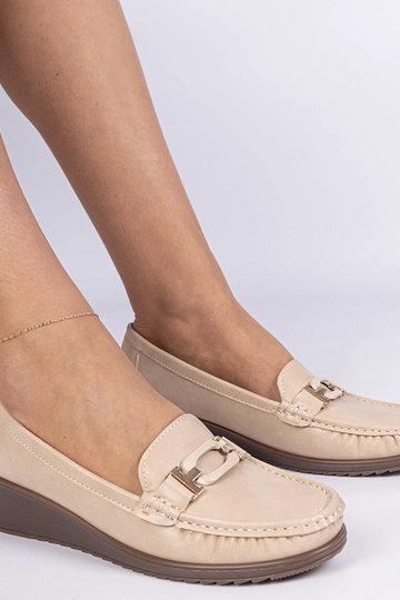 Mocassins femininos bege em couro ecológico em anabela Kappi 2