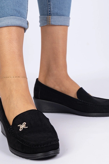 Mocassins femininos pretos com plataforma de camurça sintética Sarimi