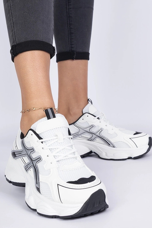 Tênis pretos femininos com solado...