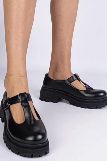 Sapatos pretos com...