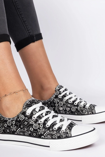 Sapatos femininos pretos em estilo asteca Kalusa