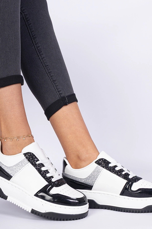 Tênis pretos femininos com solado...