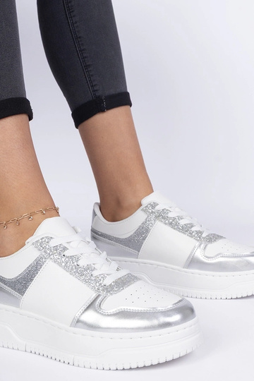 Tênis prateados femininos... 2