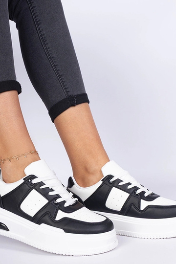 Tênis feminino preto e branco com sola grossa Rossio