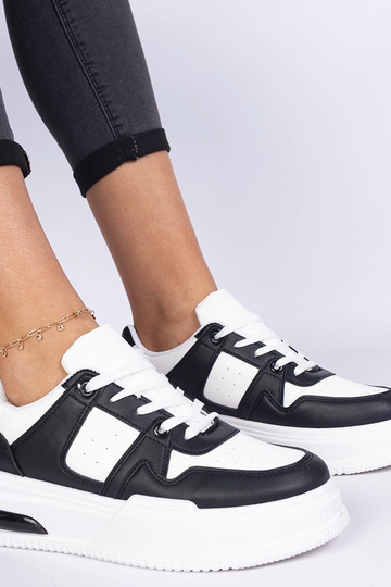 Tênis feminino preto e branco com sola grossa Rossio 2
