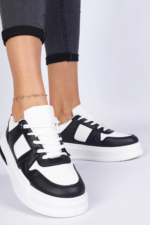 Tênis feminino preto e branco com...