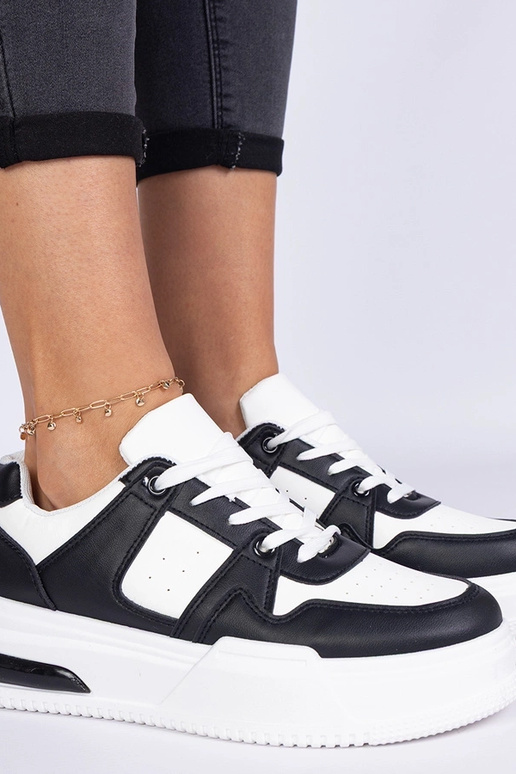 Tênis feminino preto e branco com...