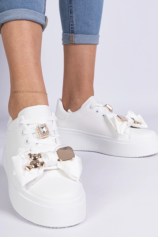 Tênis feminino branco decorado com...
