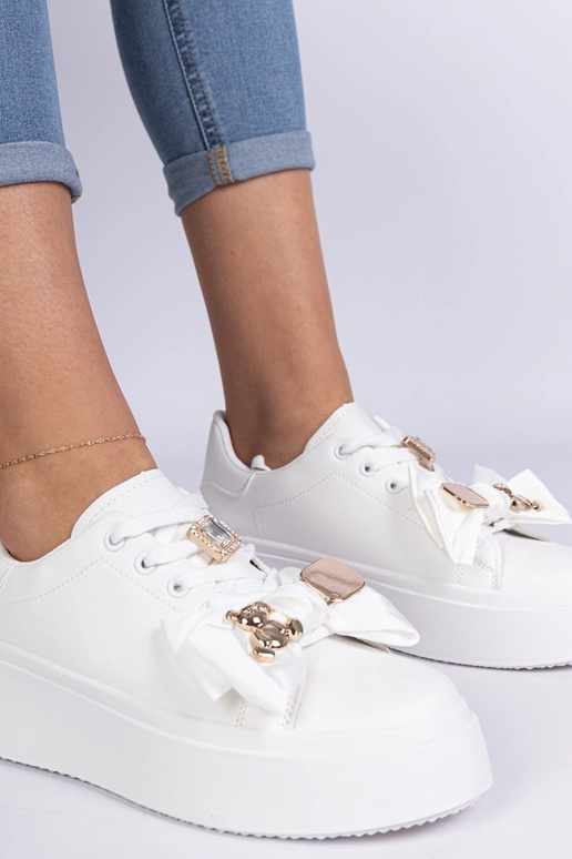 Tênis feminino branco decorado com...
