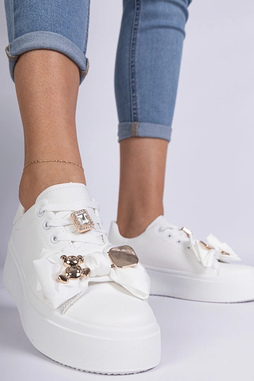 Tênis feminino branco decorado com...