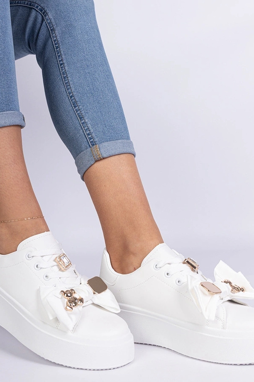 Tênis feminino branco decorado com...