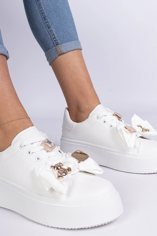 Tênis feminino branco decorado com...