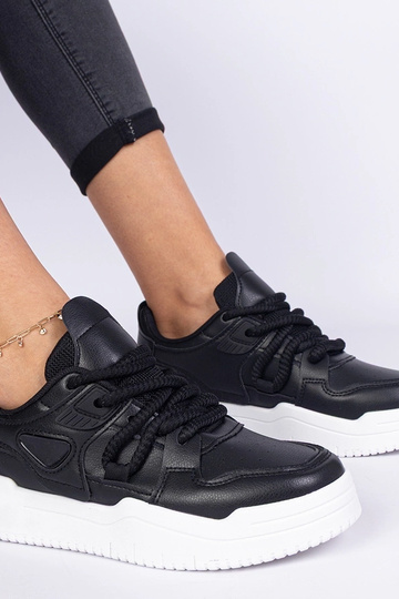 Tênis feminino preto com cadarços grossos Kayota