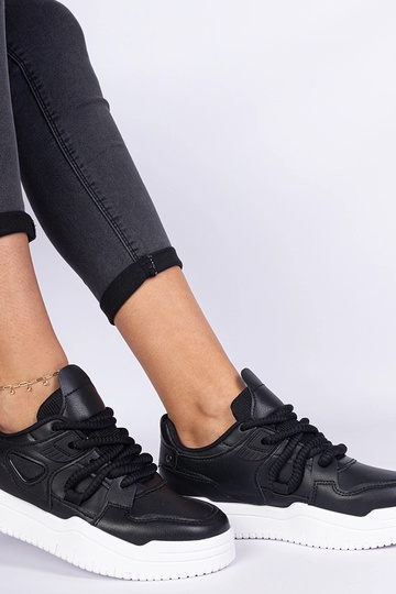 Tênis feminino preto com cadarços grossos Kayota 2