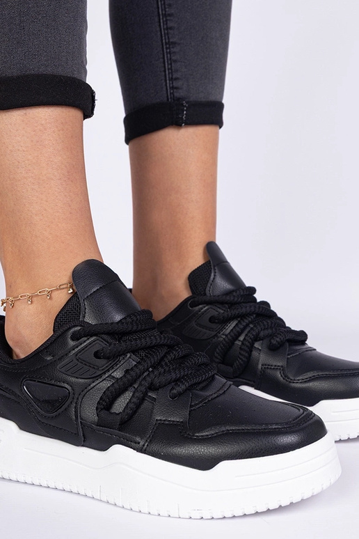 Tênis feminino preto com cadarços...