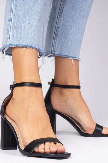 Sandálias Pretas de Salto... 2