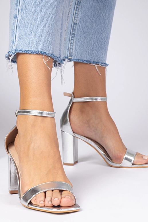 Sandálias Prateadas de Salto Alto Kasedi Sandálias Prateadas de Salto Alto Kasedi