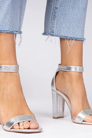 Sandaías prateadas de salto...