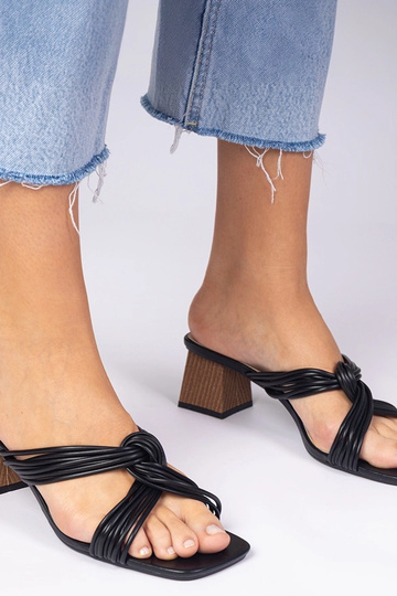 Chinelas elegantes pretas com salto bloco Lilea 2