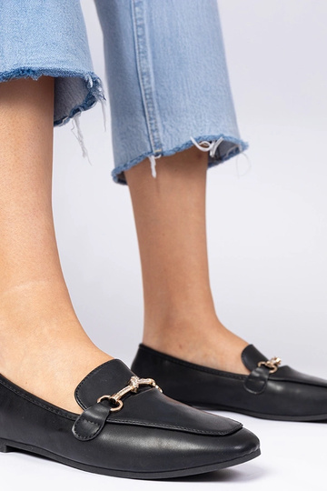 Mokasyny pretos com adornos...