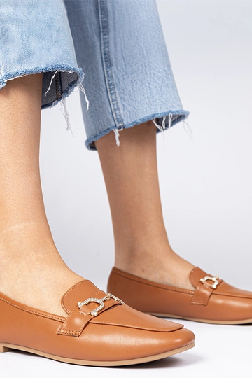 Mokasyny elegantes marrons com zircônias Banzao