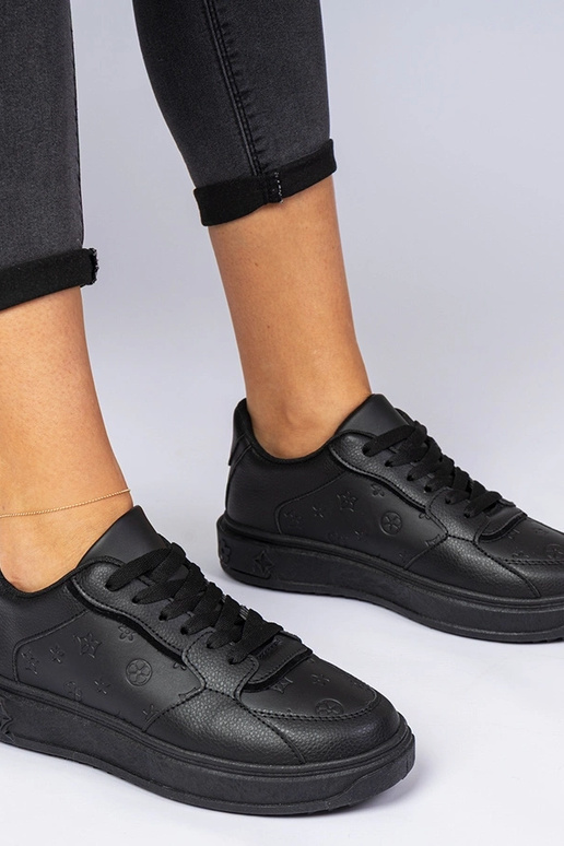 Tênis esportivos pretos de couro...