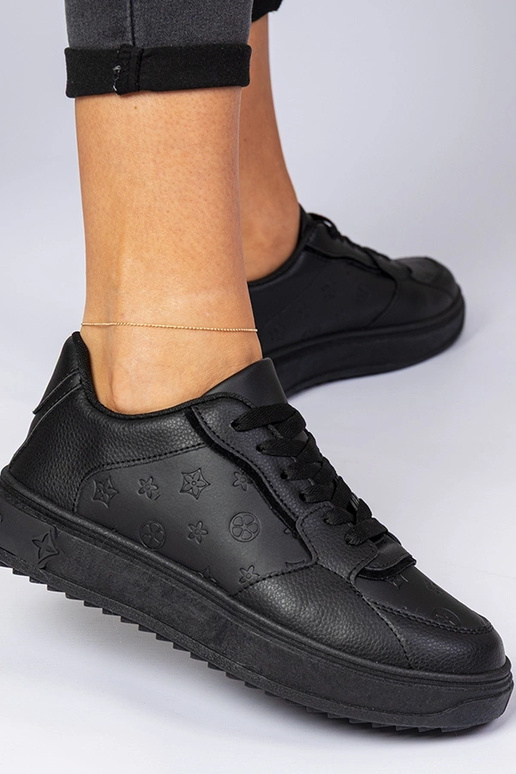 Tênis esportivos pretos de couro...