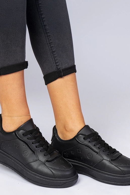 Tênis esportivos pretos de couro...