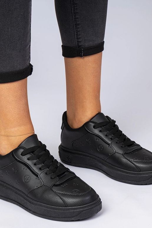 Tênis esportivos pretos de couro...