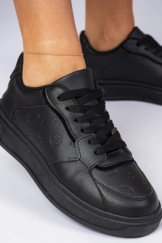 Tênis esportivos pretos de couro...