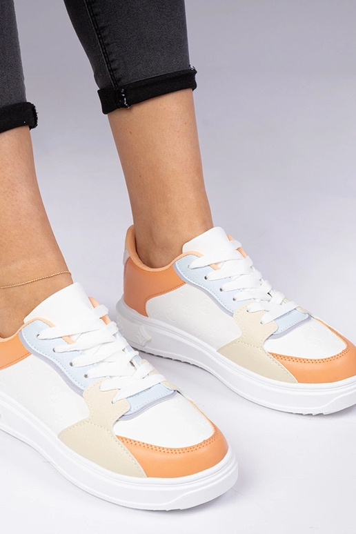 Tênis esportivos brancos e laranja de...