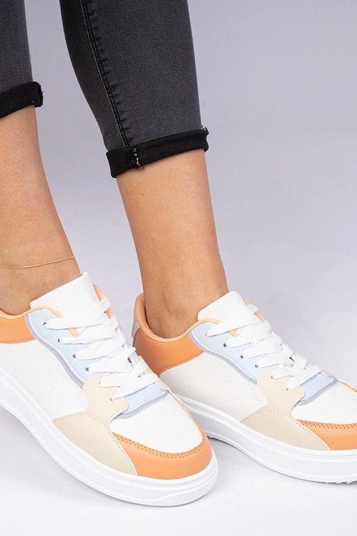 Tênis esportivos brancos e laranja de...