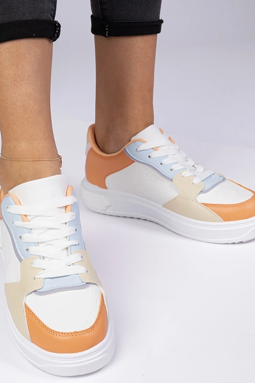 Tênis esportivos brancos e laranja de...