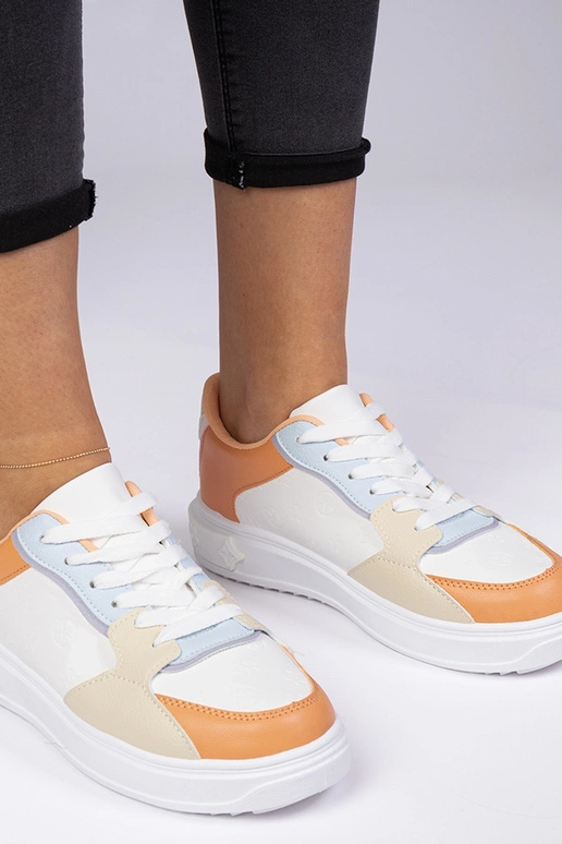 Tênis esportivos brancos e laranja de...